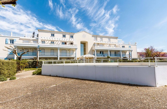 Nice apartment for 4 people with WIFI, pool, TV, balcony, pets allowed and parking