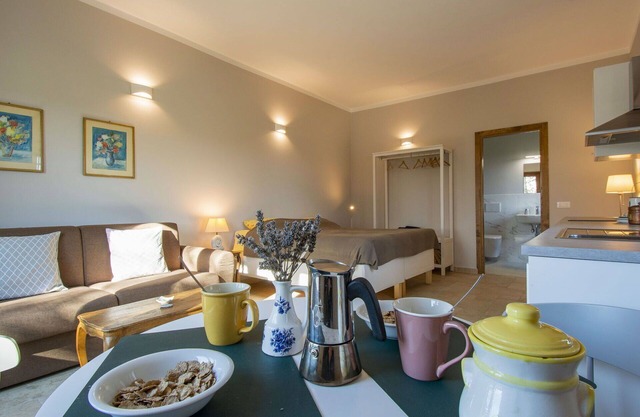 Nice apartment for 2 people with A/C, pool, WIFI, pets allowed and parking