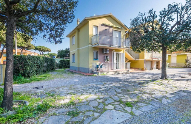 Nice apartment for 4 guests with WIFI, A/C, TV, balcony, pets allowed and parking