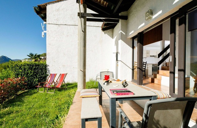 Nice apartment for 4 people with WIFI, pool, TV, patio, pets allowed, panoramic view and parking
