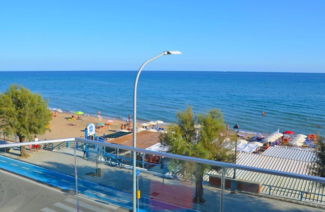 Nice apartment for 5 guests with A/C, WIFI, pool, TV, balcony, pets allowed and parking
