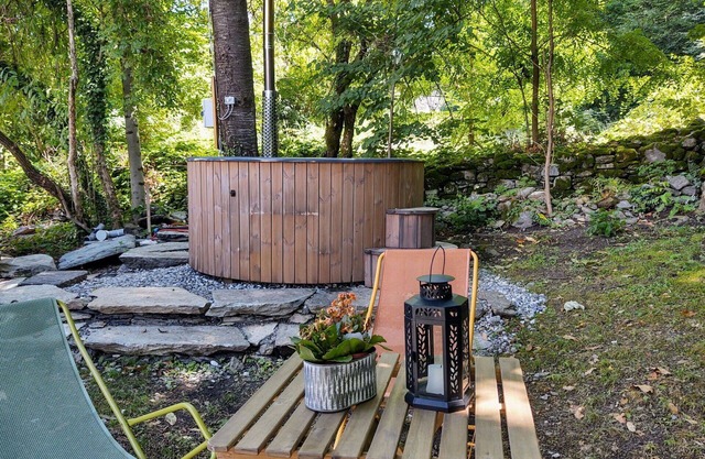 Nice apartment for 5 people with WIFI, hot tub, patio, pets allowed and parking