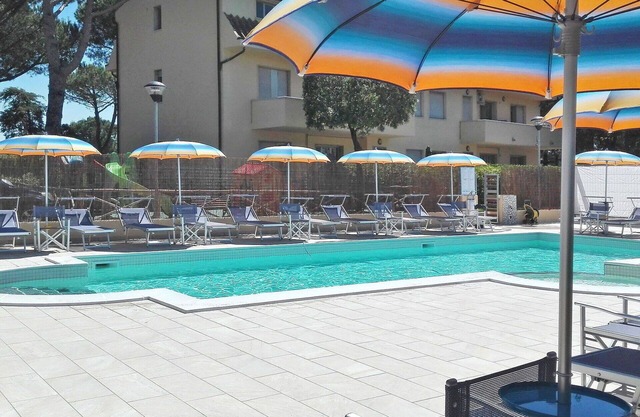 Nice apartment for 6 people with WIFI, pool, A/C, TV, patio, pets allowed and parking