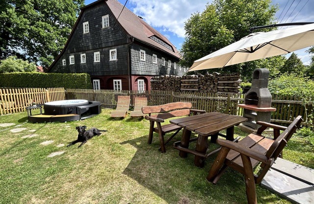 Nice apartment for 7 people with WIFI, hot tub, TV, patio, pets allowed and parking