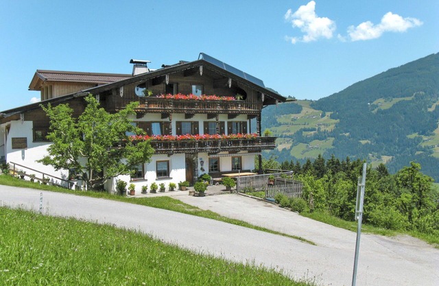 Nice apartment for 10 people with WIFI, TV, balcony and parking