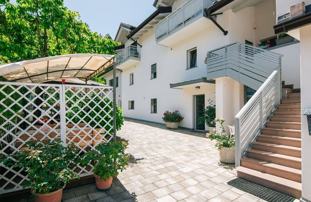 Nice apartment for 4 people with WIFI, TV, patio, pets allowed and parking