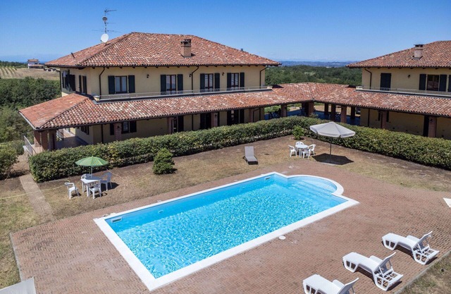 Nice apartment for 12 guests with WIFI, pool, TV, balcony, pets allowed and parking