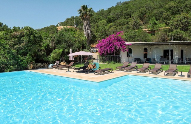 Nice apartment in villa for 6 people with WIFI, A/C, pool, TV, patio, pets allowed and parking
