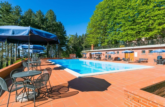 Nice apartment in villa for 4 people with WIFI, pool, TV, terrace, pets allowed and parking