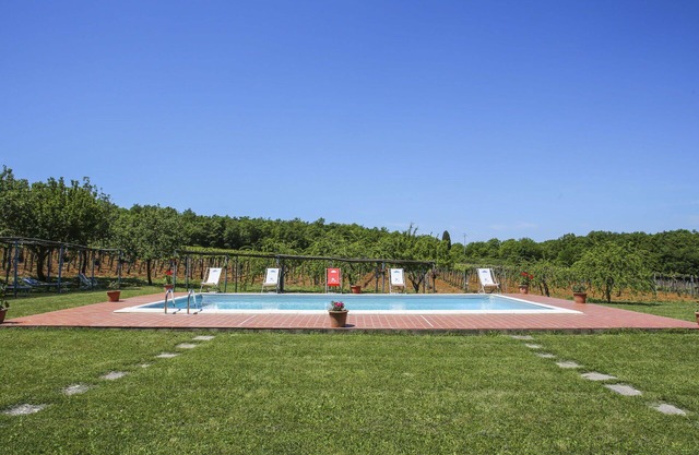 Nice apartment in villa with WIFI, pool, TV, patio, pets allowed, panoramic view and parking