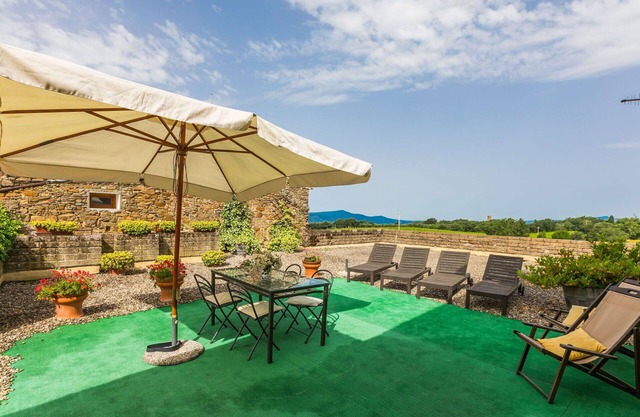 Nice apartment in villa for 6 guests with WIFI, A/C, pool, patio and parking