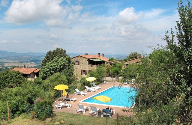 Nice apartment in villa for 4 people with WIFI, pool, TV, terrace and pets allowed