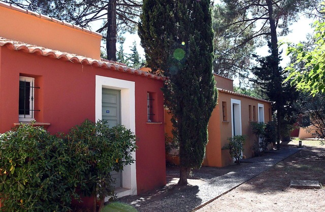 Nice apartment in villa for 4 guests with WIFI, pool, TV, terrace, pets allowed and parking