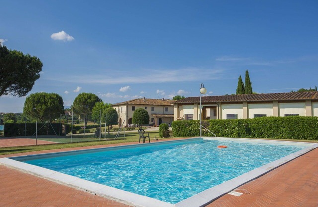 Nice apartment in villa for 7 people with WIFI, pool, TV, pets allowed and parking