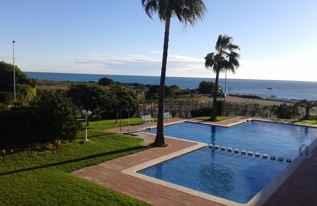 Nice apartment on the 1st Line of the Beach; pool and wifi, garage Ref: VT-3380-CS