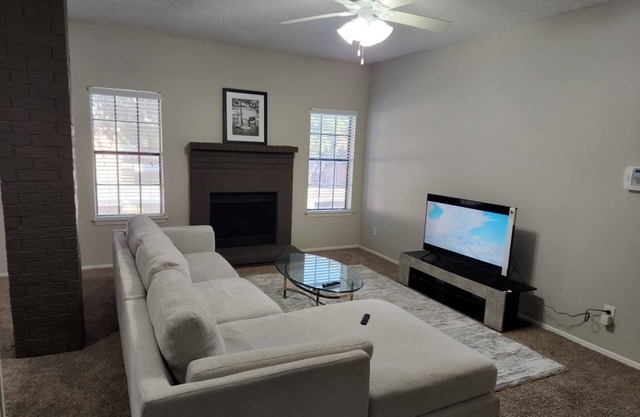 Nice apartment unit near restaurants & bars