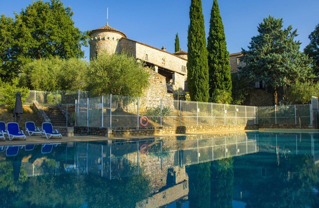Nice apartment with pool, internet, TV, balcony, pets allowed, panoramic view and parking