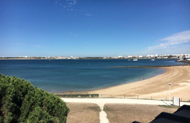 Nice apartment with magnificent views of sea , beach and La Rochelle Perthuis