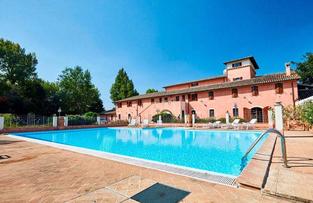 Nice apartment with pool, WIFI, TV, balcony, pets allowed and parking, close to Spoleto