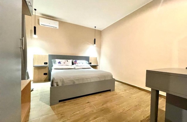 Nice comfortable and bright room (4)