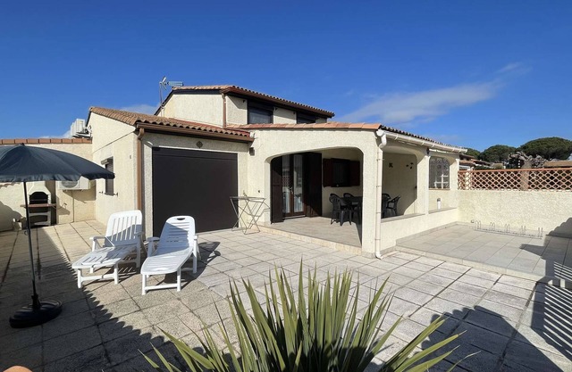 Nice corner villa located in LES TAMARIS with AIRCO, 2 bedrooms, 4 people,Wifi, 500m from the.