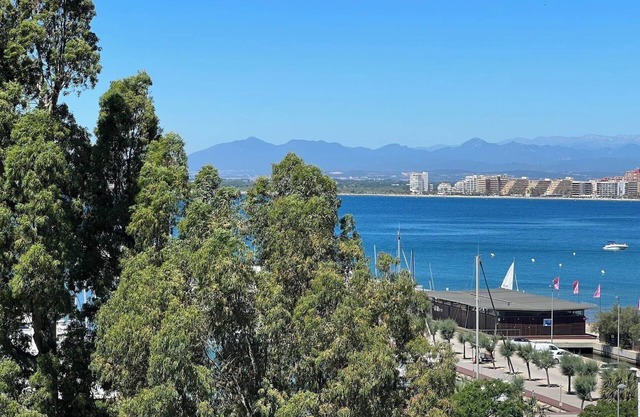 Nice duplex in Roses sea view AV-31