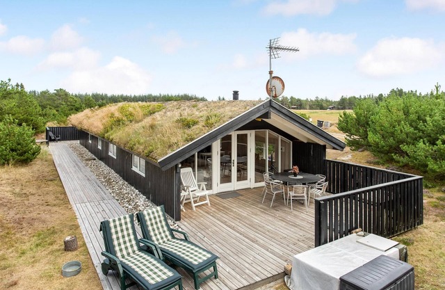 Nice home in ålbæk with WiFi