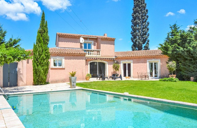 Nice home in Eyguieres with WiFi