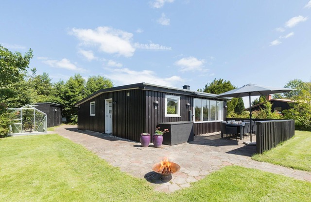 Nice home in Grenaa with WiFi