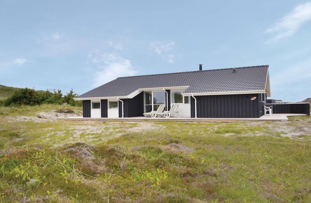 Nice home in Hvide Sande with WiFi