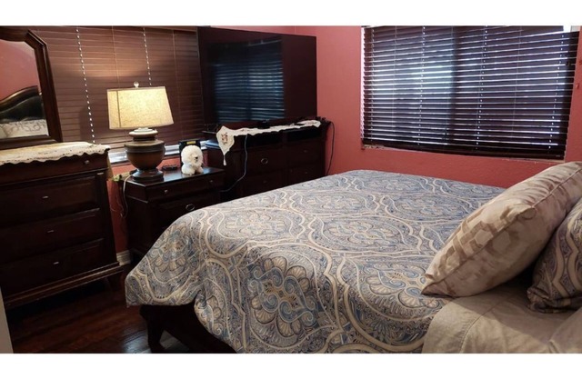 NICE HOUSE,SPACIOUS AND QUIET WITH 5 ROOMS AND 2 BATHS
