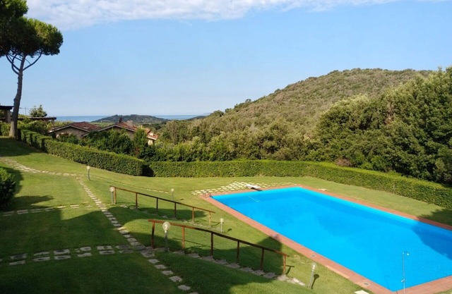 Nice apartment for 6 people with WIFI, pool, TV, terrace and pets allowed
