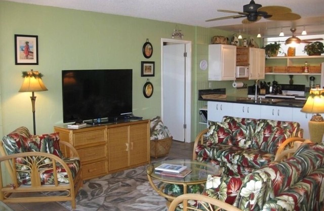 Nice Large Floor Plan/Pool View Unit B-201