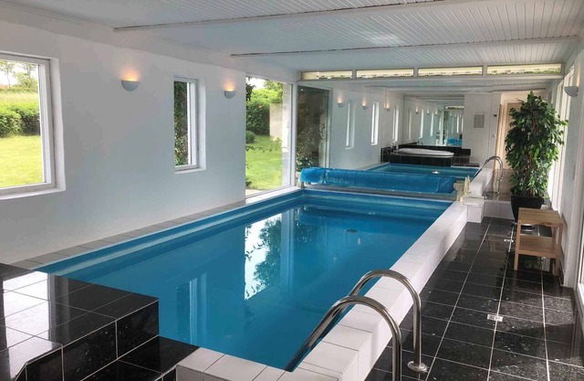 Nice pool house near the beach