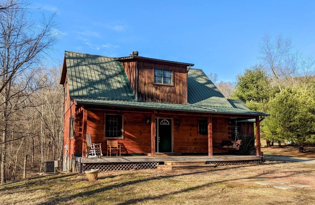Nido Cabin - Close to attractions, Hot Tub, Game Room, Massage Chair