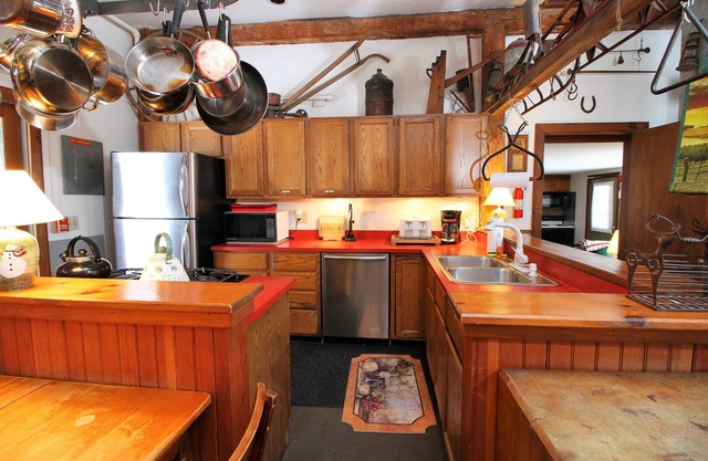 Nine Bedroom, pet friendly Located between Okemo and Killington with a hot tub Chestnut Farm