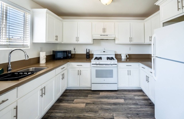 nModern Spacious 5 Bedrooms 3-Bathroom with AC Near Downtown LA with 2 Parking