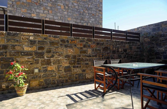 nnΤο Antheon Apartment Ground floor 2 χλμ. από το κέντρο , 900 μ από την παραλία