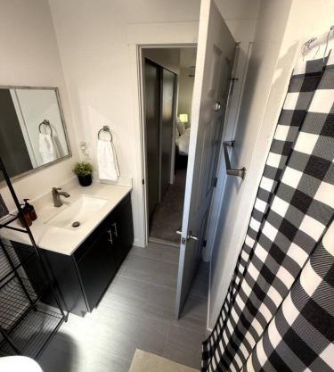 No Chores Silver Suite Near Downtown