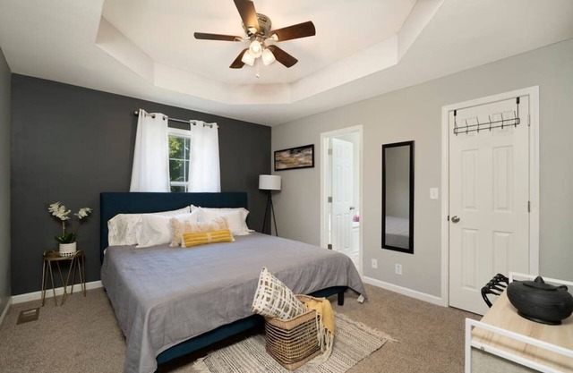NO CLEANING FEE Jet Tub + 4 Bed/2 Bath w/Fenced Back Yard/Pet Friendly