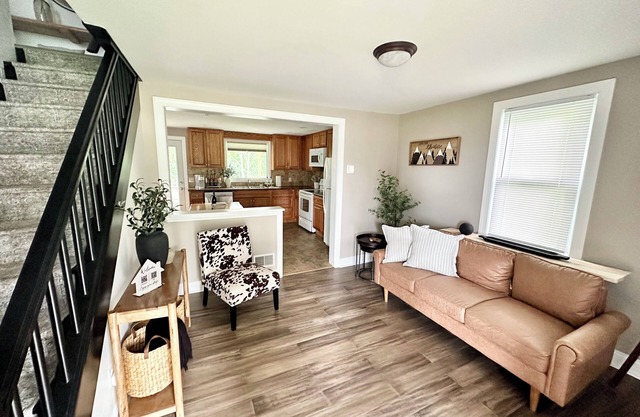 No Cleaning Fee Modern Home near Seven Springs, Ohiopyle Self-Check-In, Wifi