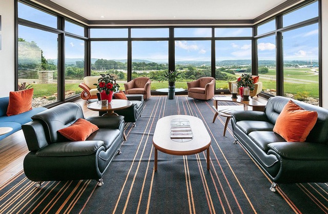 No stairs, pool & stunning view. 6 bedrooms! Near Knoxville.