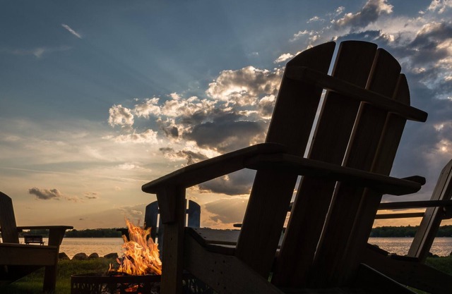 No steps to lake. Gorgeous sand bottom. Amazing sunsets. Free night w/wknd stay.
