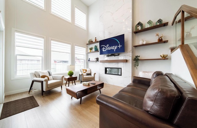 Nordic Retreat near WEM | Hot Tub, 2 Kitchens, 3 Lounges Sleeps 14
