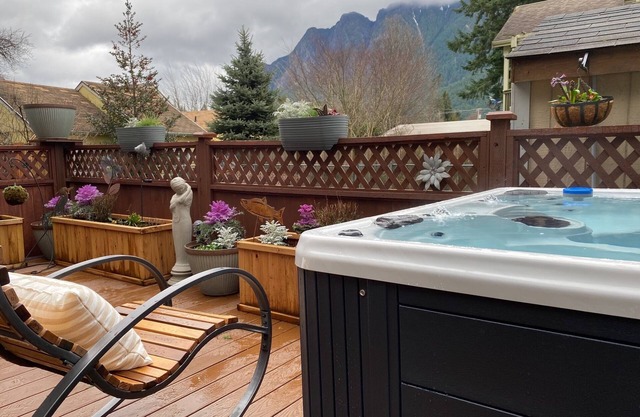 North Bend Downtown Cottage - private hot tub Mt Si view by North Bend Escapes