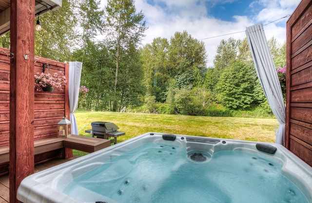 North Bend Escapes Moon River 4,5 - 2 Modern Townhomes on river, up to 12 guests