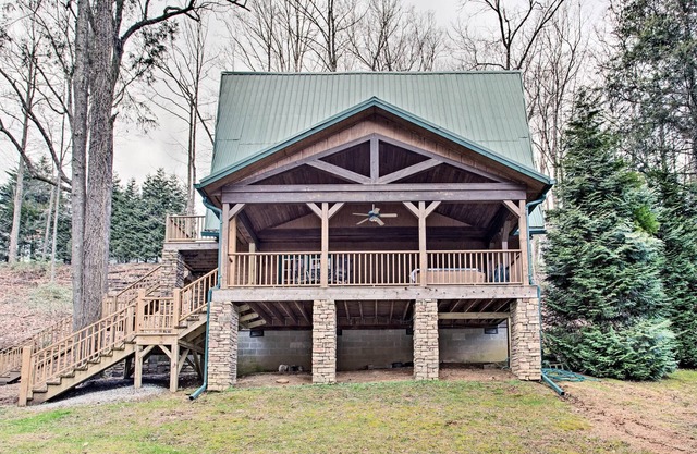 North Carolina Abode - Hot Tub, Foosball & Grill!