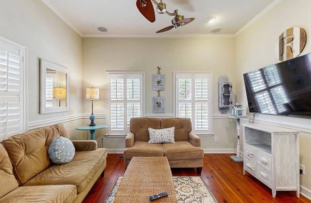 North Central, 30-Day Rental Home w/Double Porches, Garden Patio, and Free WiFi