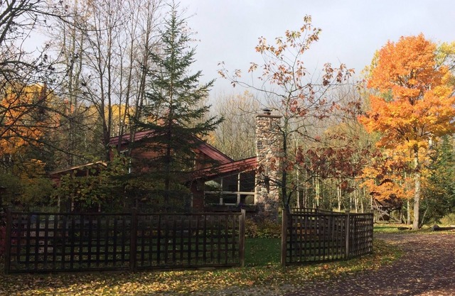North House - Custom-built Home tucked away in the Woods, near Russell Bay!