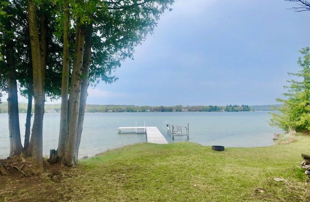 North Lake Leelanau-Beautiful sunsets. Cute 3 bedroom cottage. Dock.